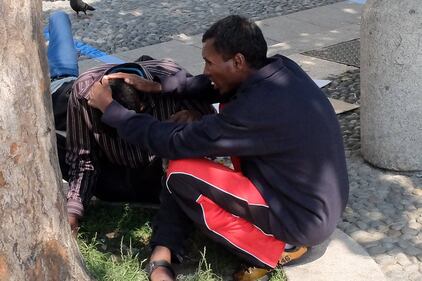 La farsa di Pisapia: immigrati sgomberati ​fuori dalla stazione 8