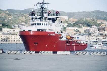 La Ocean Viking entra nel porto di Messina  7