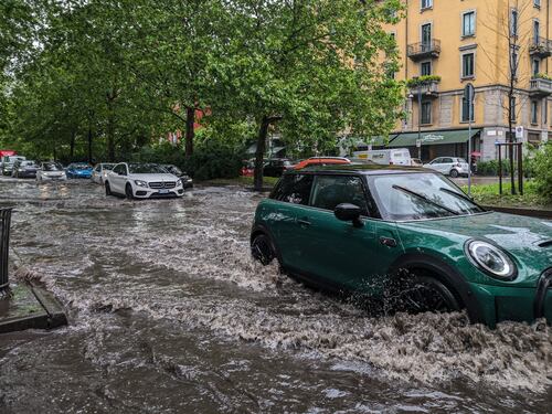 Le immagini dei disagi causati dall'esondazione del fiume Lambro