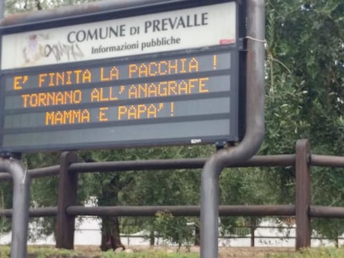 Sul tabellone comunale la scritta anti-gender: "All'anagrafe mamma e papà"