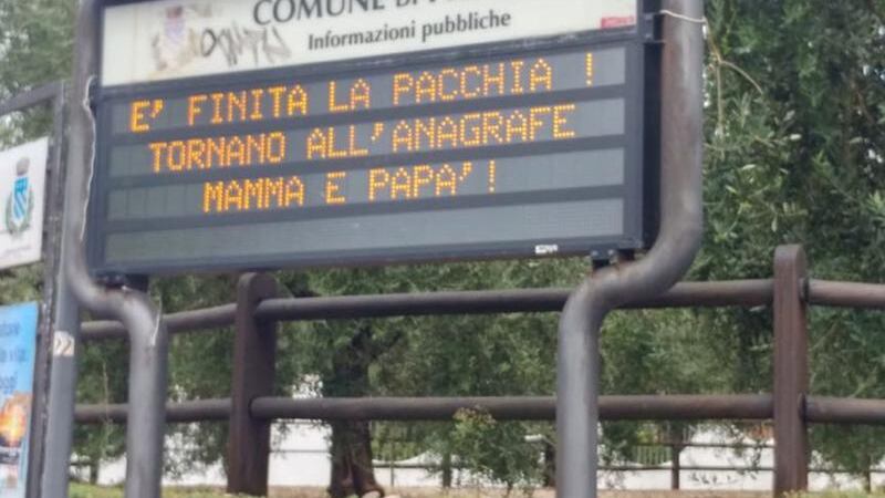 Sul tabellone comunale la scritta anti-gender: "All'anagrafe mamma e papà"