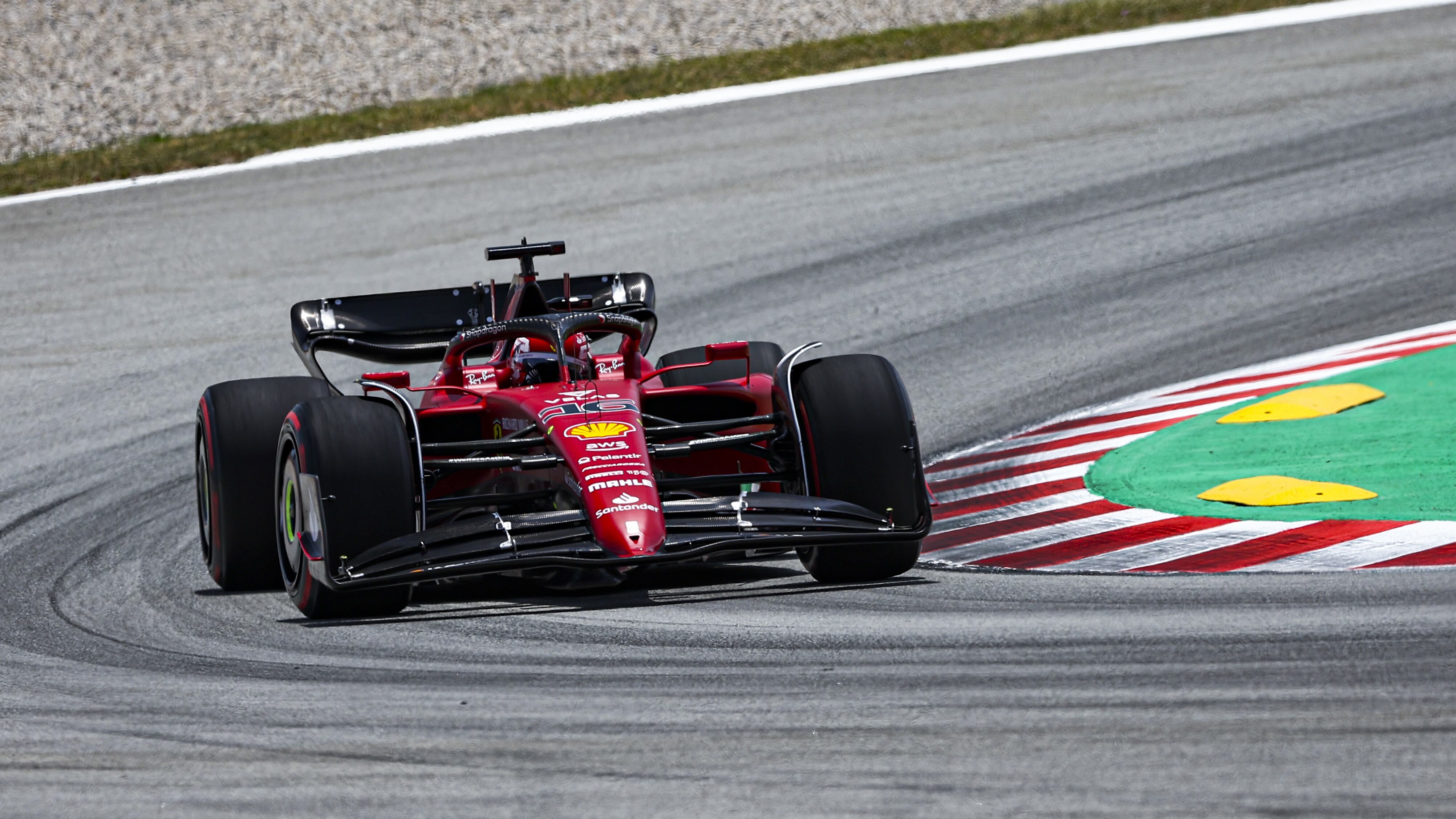 Gp nero per le Ferrari in Spagna: Leclerc si ritira, Sainz 4° e doppietta Red Bull