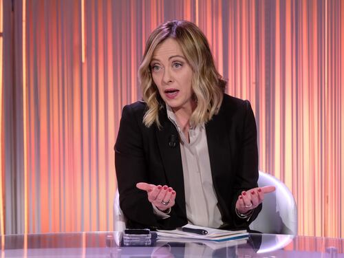 "Colpita dal suo silenzio". Meloni affonda Schlein sugli insulti di De Luca