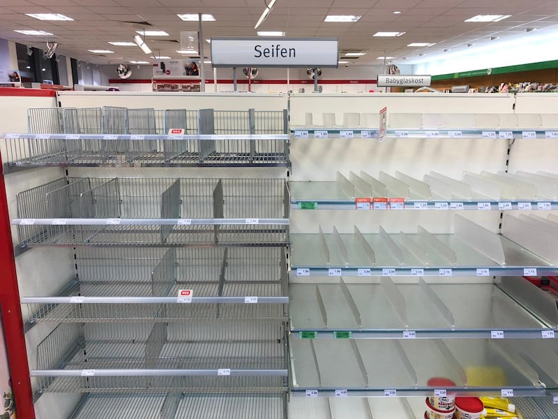 Coronavirus, le immagini dei supermercati presi d'assalto a Berlino 14