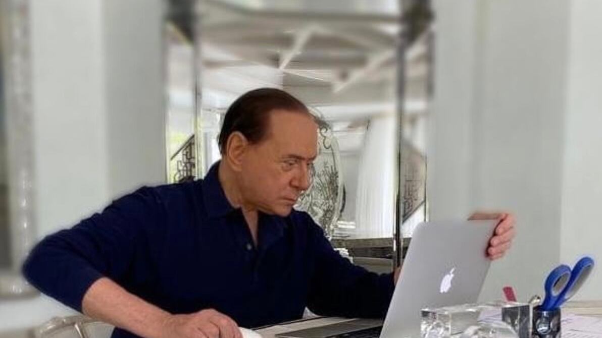 "Berlusconi tranquillo. È una fase delicata ma il decorso è regolare"