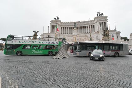 Maltempo a Roma, autobus turistico scoperchiato dal vento 9