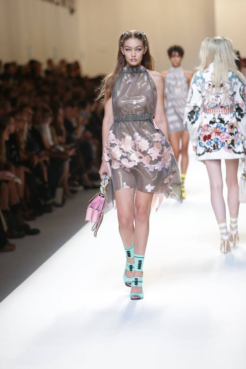 Gigi Hadid a seno nudo per Fendi 16
