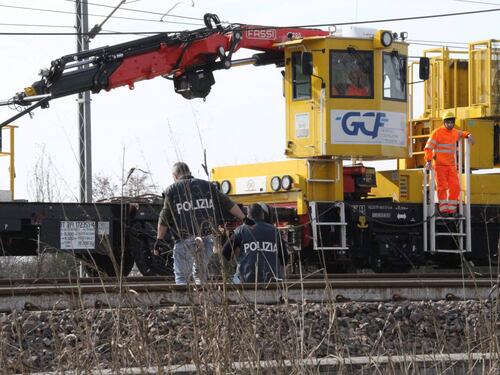 Al via le operazioni di rimozione del Frecciarossa deragliato