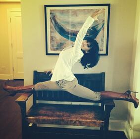 Lo yoga hot della moglie di Alec Baldwin 4