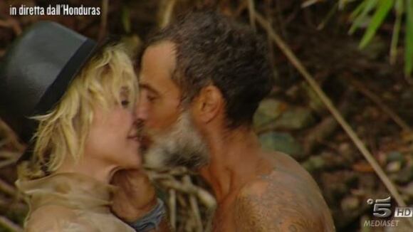 Isola dei Famosi, scatta il bacio tra Raz Degan e Paola Barale