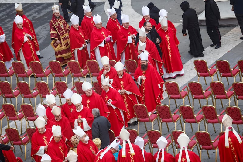 Folla di 100mila fedeli attesa per i funerali di Papa Benedetto XVI 4