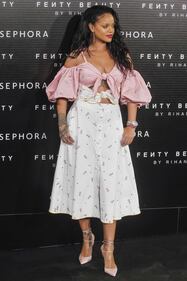 Rihanna, scollatura mozzafiato sul seno 17