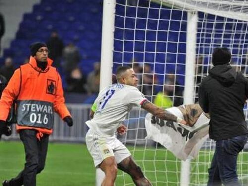 Lione, Depay shock: "I tifosi ci hanno sputato in faccia"