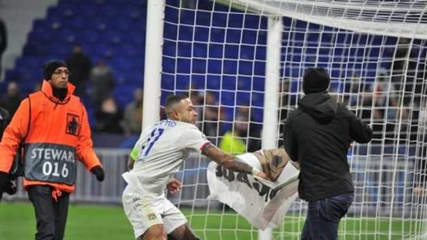 Lione, Depay shock: "I tifosi ci hanno sputato in faccia"