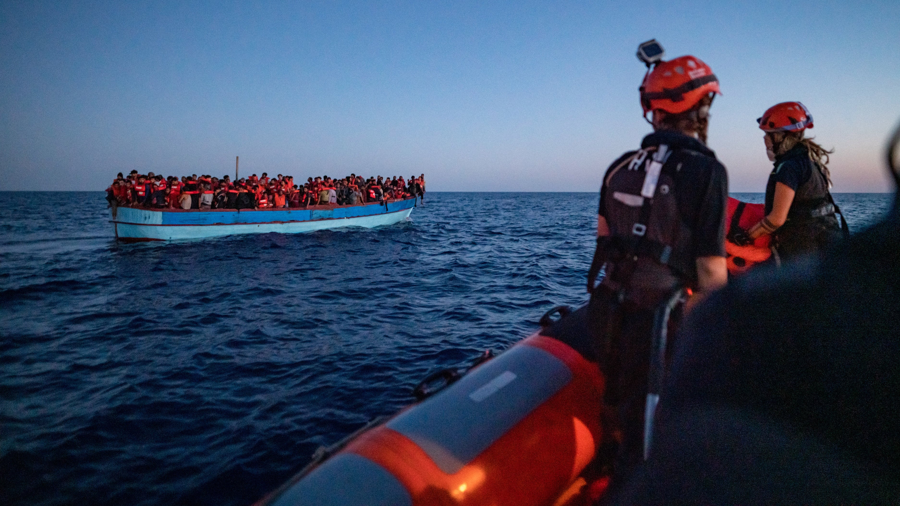 Le Ong fanno politica: a caccia di migranti per sfidare il governo