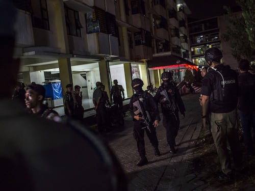 Indonesia, nuovo attacco: famiglia si fa esplodere contro polizia