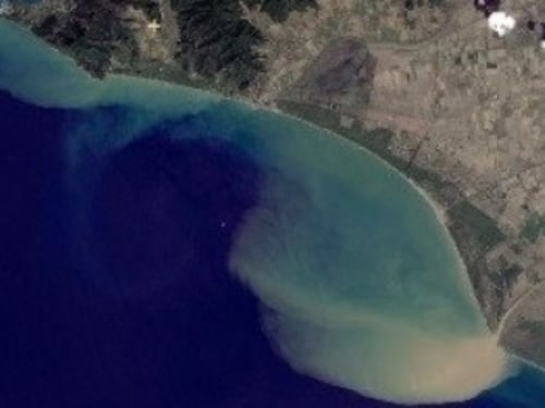 Toscana, dal fiume una scia misteriosa catturata dal satellite: divieto di balneazione