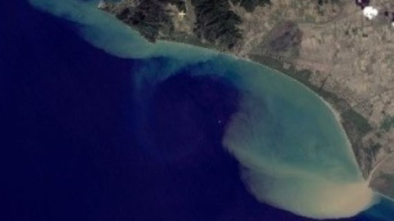 Toscana, dal fiume una scia misteriosa catturata dal satellite: divieto di balneazione