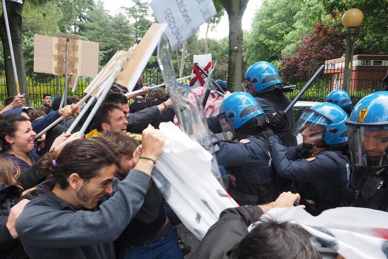 Salvini contestato a Bologna: uova e carciofi contro la polizia 12