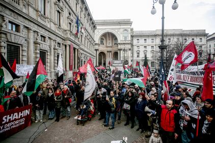 "Free Shahin". Il presidio pro Pal in piazza Scala 3