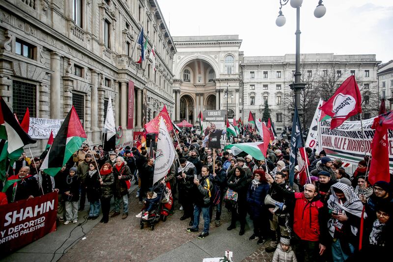 "Free Shahin". Il presidio pro Pal in piazza Scala 3