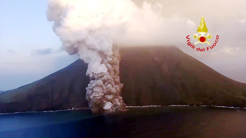Stromboli in eruzione: l'enorme colonna di nube e cenere fin sul mare 4