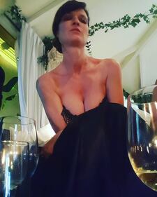 Jane Alexander, seno in mostra sui social 4