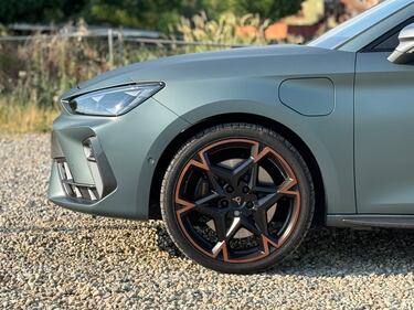 Cupra Leon Hybrid: guarda la gallery della sportiva elettrificata da 272 CV 5