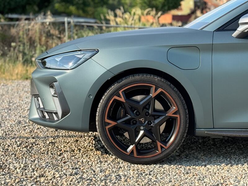 Cupra Leon Hybrid: guarda la gallery della sportiva elettrificata da 272 CV 5