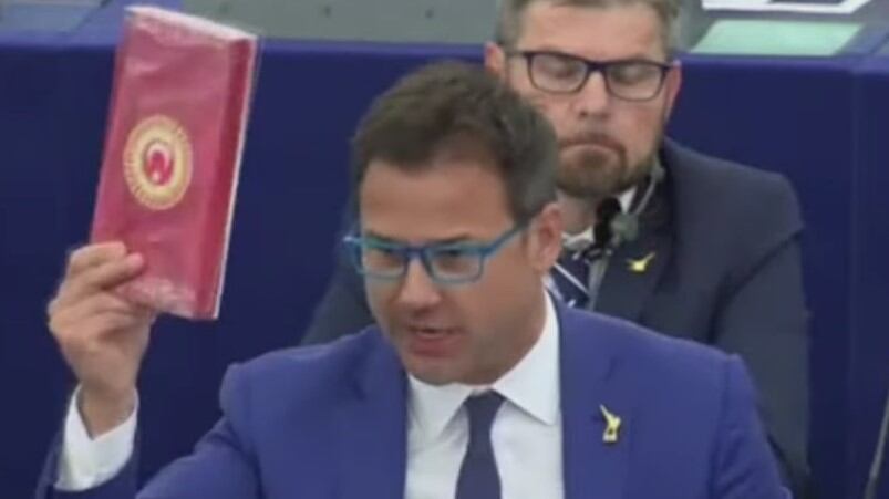 Europarlamento, deputato Lega lancia cioccolato turco per protesta