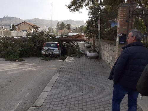 Il vento sferza l'Italia: a Pescara sfiorata la tragedia