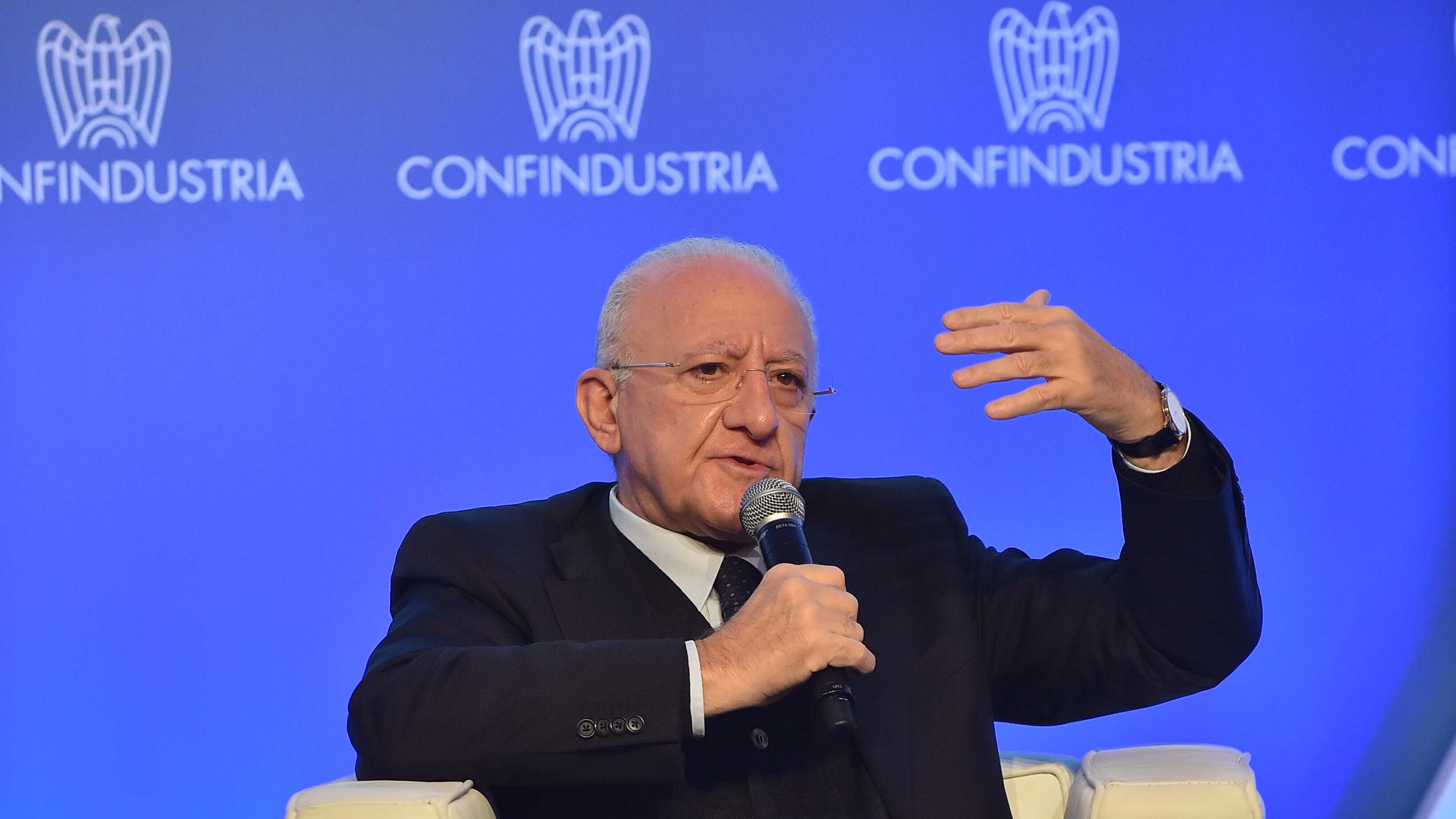 "Anche De Luca è razzista, ha bloccato la ong". Salvini punge il Pd