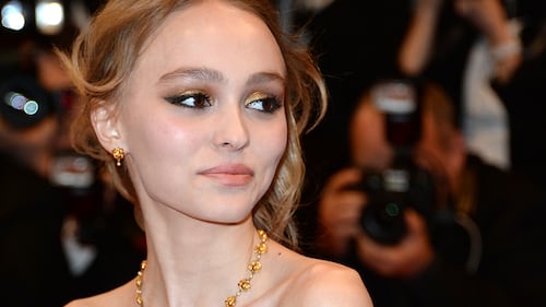 Lily-Rose Depp, topless bollente per la tintarella 1