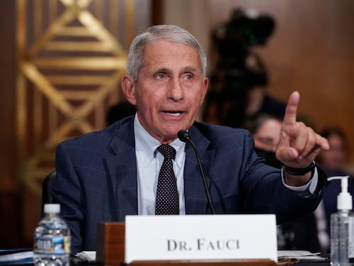 Fauci verso lo scontro giudiziario: il Senato Usa lo dichiara in oltraggio al Congresso