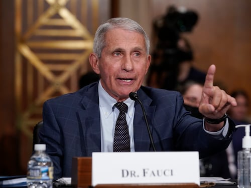 Fauci e l'obbligo di mascherine al chiuso. Un'attenzione verso i non immunizzati