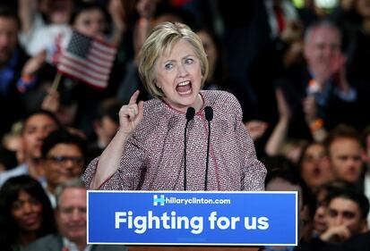 Hillary festeggia la vittoria 16