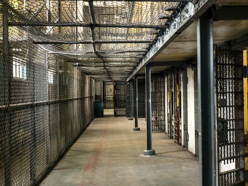 Napoli, porta della droga al marito detenuto in carcere: arrestata 34enne