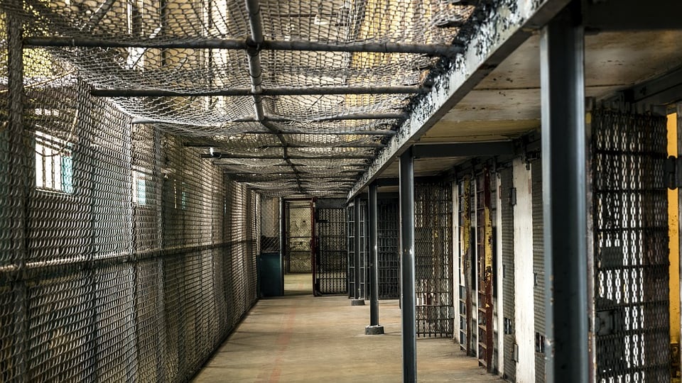 Napoli, porta della droga al marito detenuto in carcere: arrestata 34enne