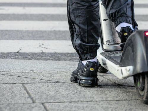 Bari, ragazza in monopattino presa a martellate da un'automobilista