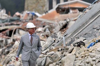 Amatrice, il principe Carlo in visita nel paese distrutto dal terremoto 7