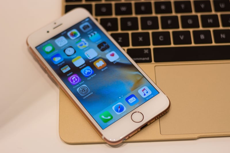 “iPhone sotto attacco”. Chi è a rischio spionaggio
