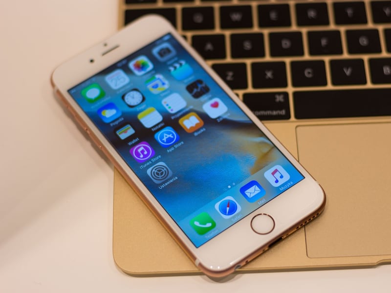 “Il vostro iPhone è sotto attacco”, la notifica inviata da Apple a utenti di 110 Paesi: ecco chi è a rischio spionaggio