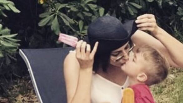 "I bimbi non si baciano in bocca". Bufera per la foto della Isoardi