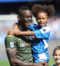 Balotelli al San Paolo con la figlia Pia: le immagini più belle 2
