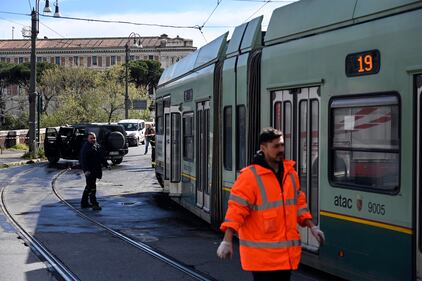Paura per Immobile, si schianta contro un tram a Roma: le immagini dell'incidente 12
