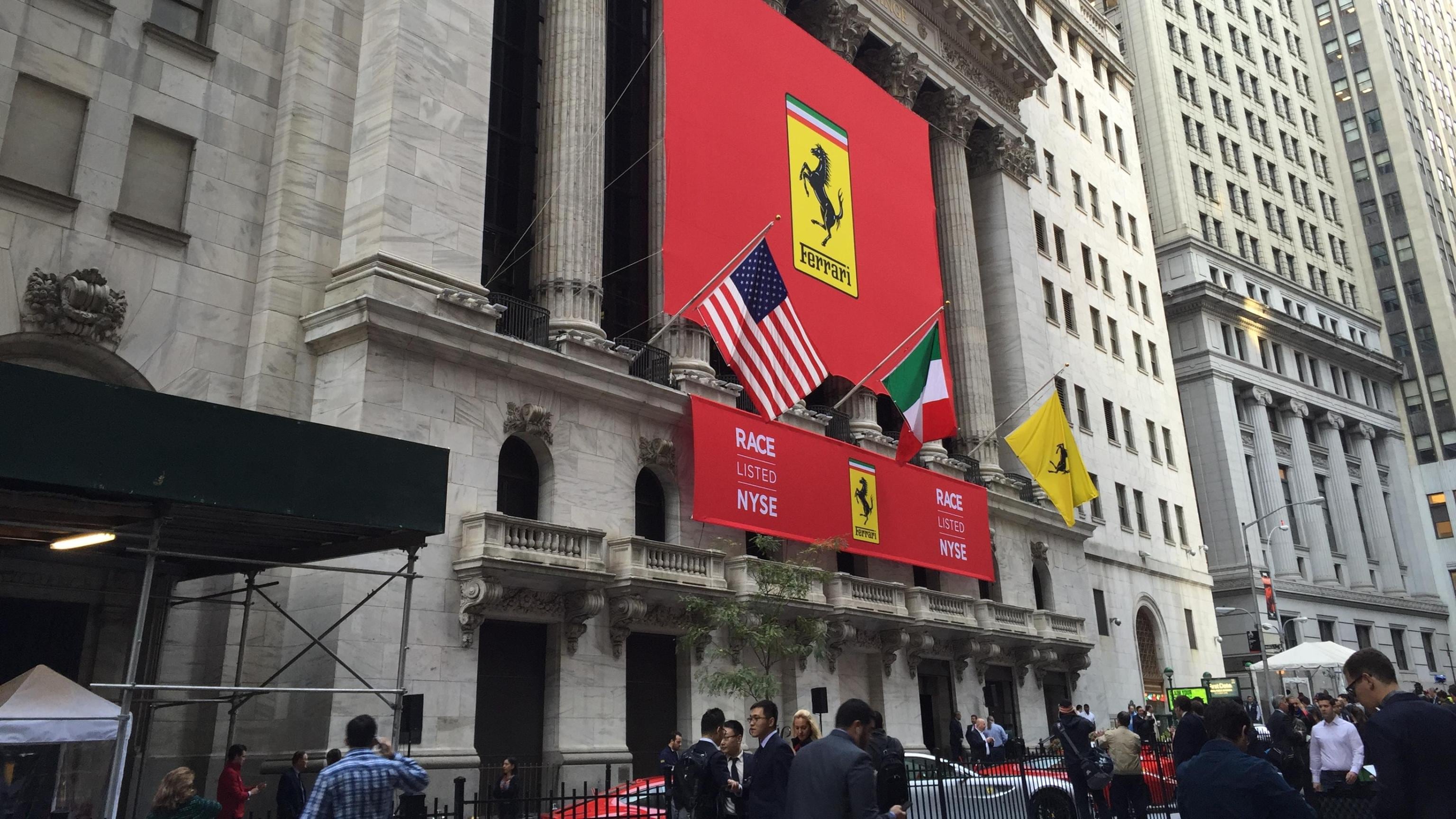 La Ferrari romba a Piazza Affari e l'imbucato Renzi si fa lo spot