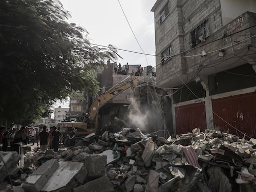 Biden: "Accordo con Netanyahu, flusso di aiuti a Gaza". E tra Israele e Iran sale la tensione