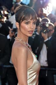Emily Ratajkowski: topless a Cannes per Sophia Loren 29