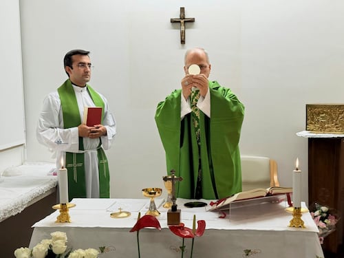 Il Papa celebra messa e ringrazia i sanitari: le prime immagini dopo l’intervento