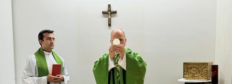 Il Papa celebra messa e ringrazia i sanitari: le prime immagini dopo l’intervento